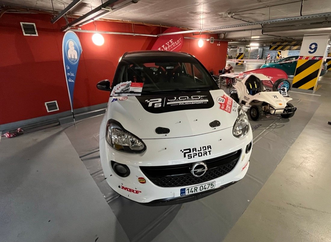 Rally speciál Opel Adam Cup s polepem Pajdasport jako fotopoint na firemní akci