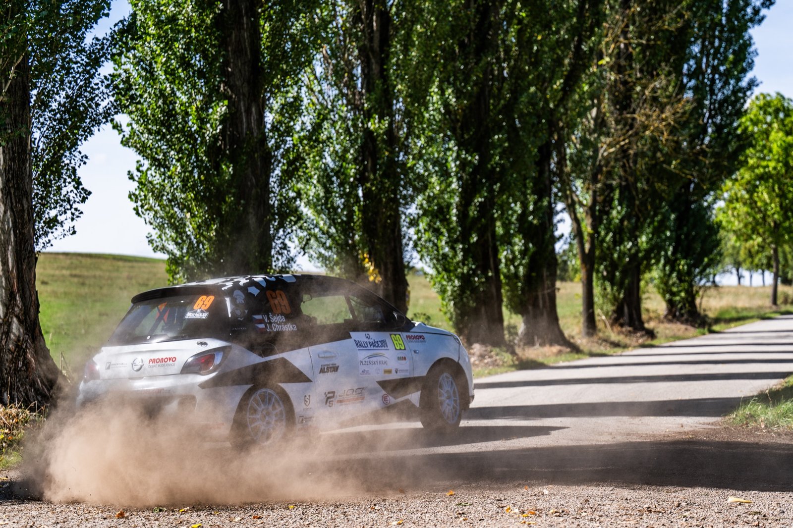 Opel Adam Cup zezadu v prachu v topolové aleji na Rally Pačejov
