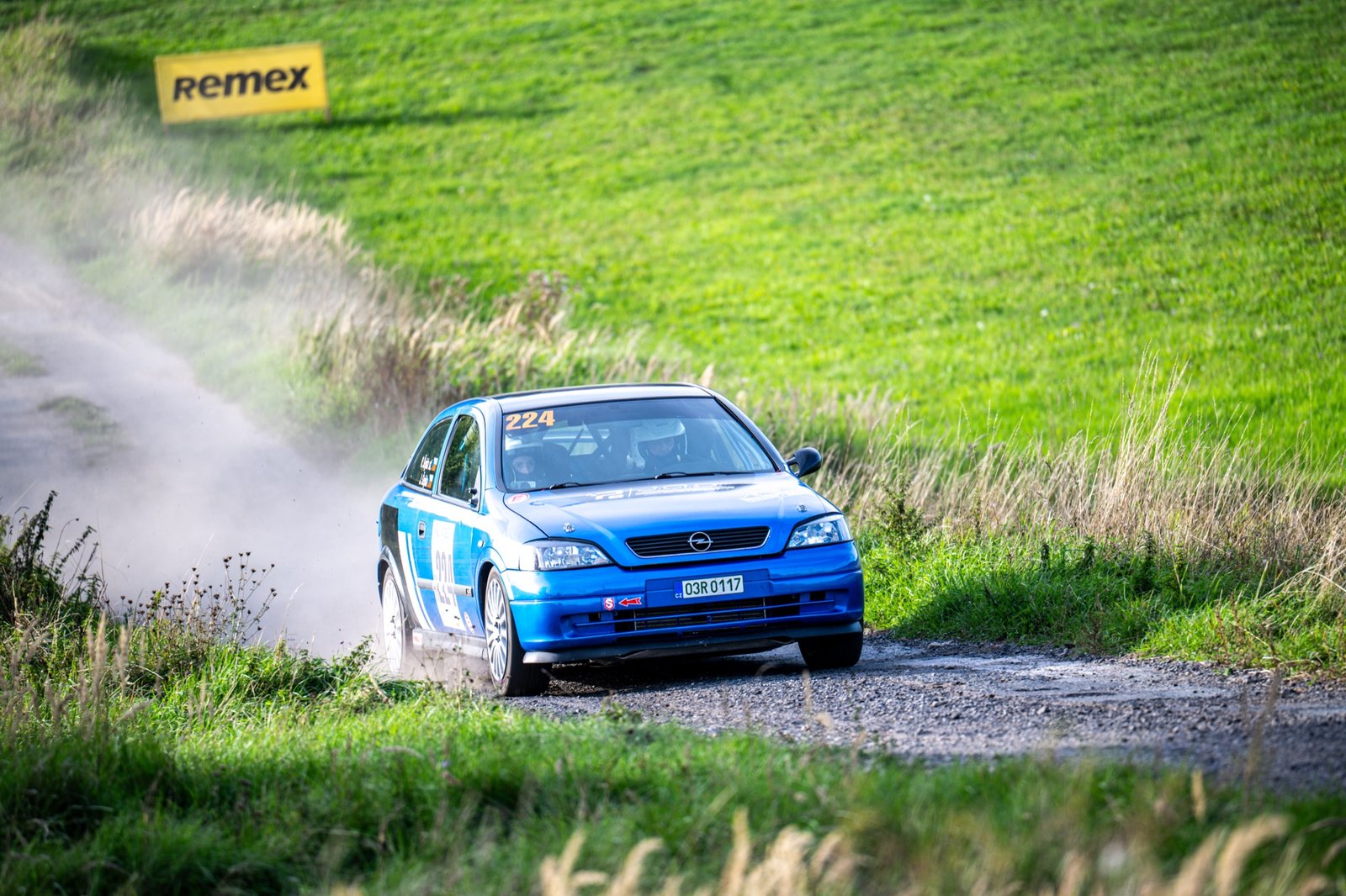 Opel Astra OPC Šejdových v prachu na šotolinové zatáčce Rally Pačejov