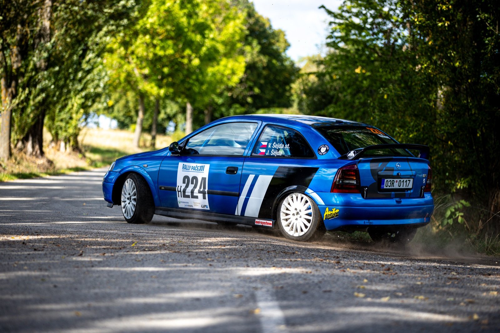 Opel Astra OPC v prašném smyku v aleji na Rally Pačejov