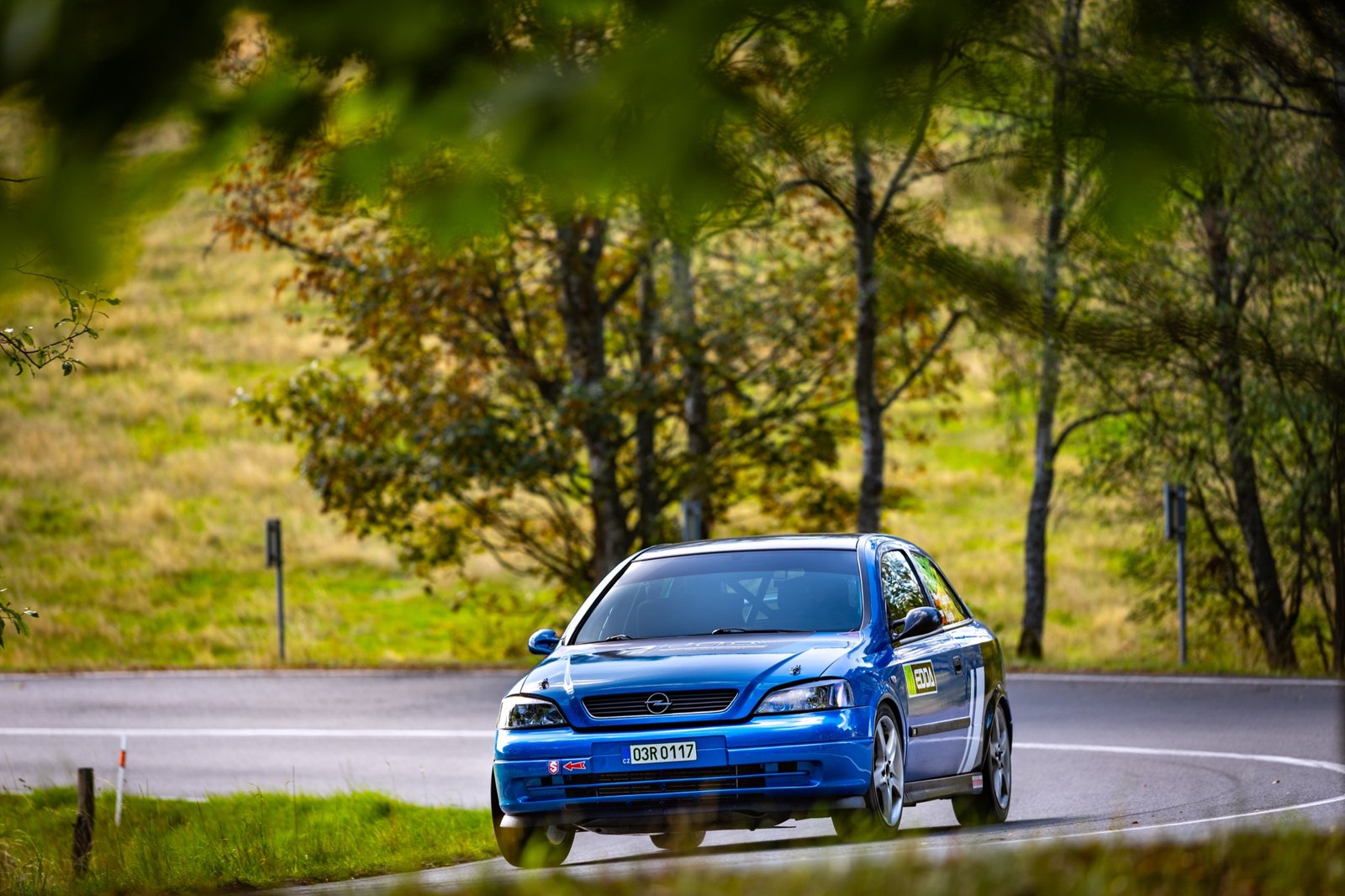 Opel Astra OPC v podzimní scenérii na trati závodu do vrchu v Bečově nad Teplou