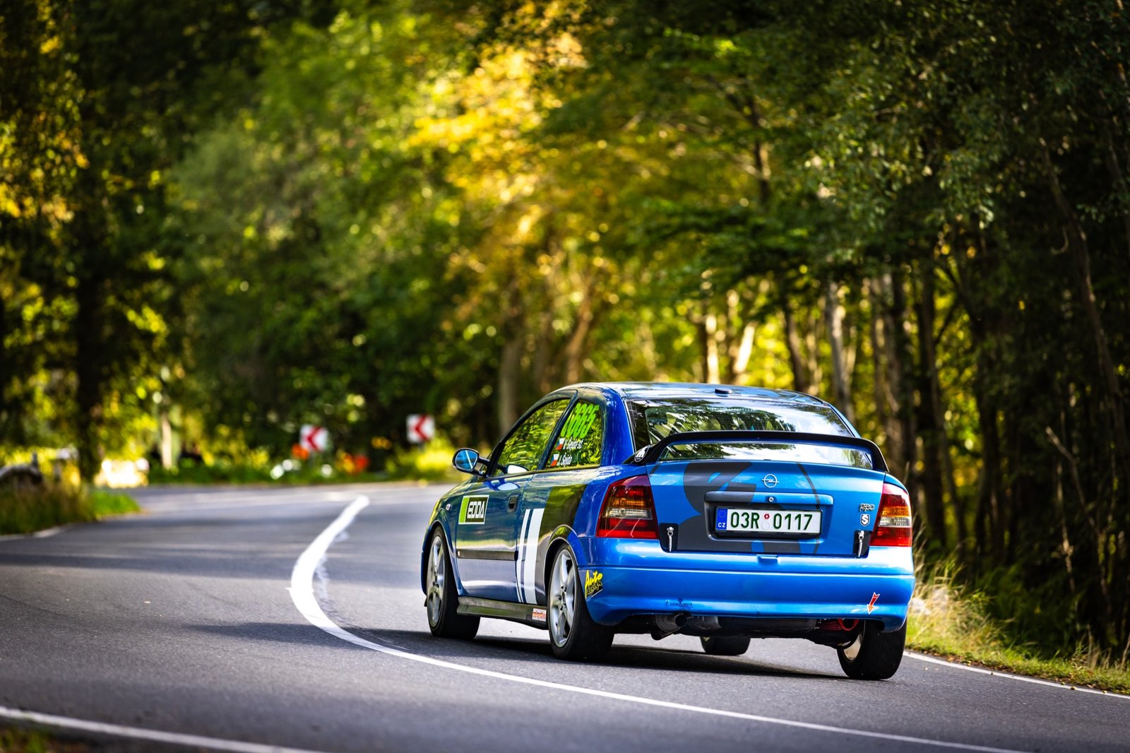 Opel Astra OPC Šejdových při průjezdu zatáčkou v Bečově nad Teplou